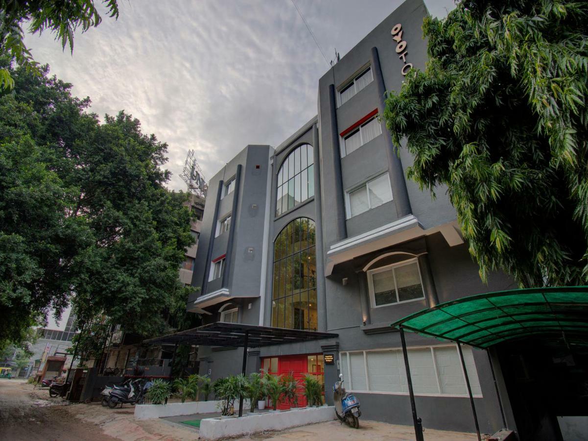 Hôtel Oyo Townhouse 150 Shreyas Colony à Ahmedabad Extérieur photo
