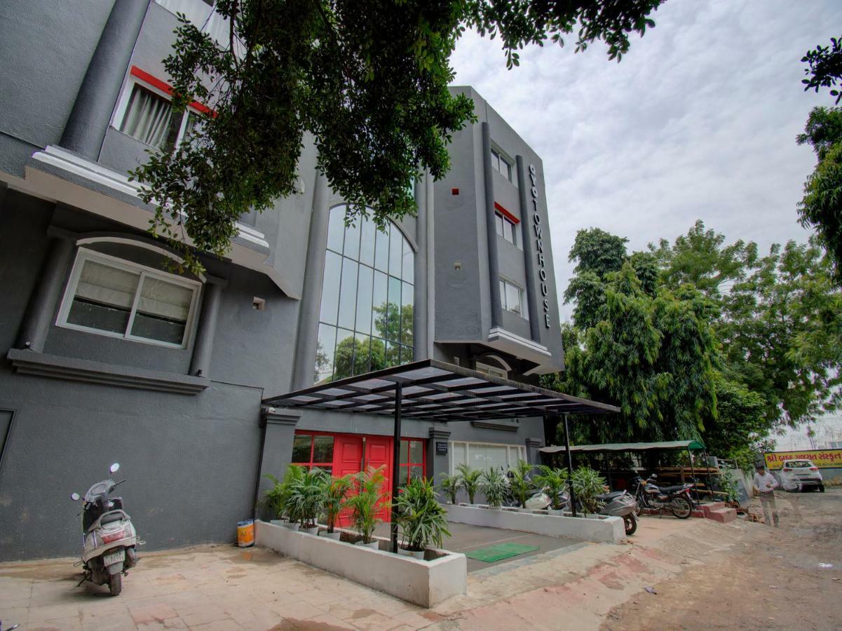 Hôtel Oyo Townhouse 150 Shreyas Colony à Ahmedabad Extérieur photo